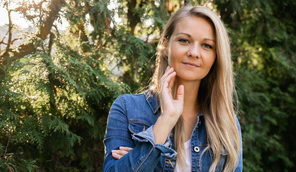 Junge Frau mit blonden Haaren im Wald