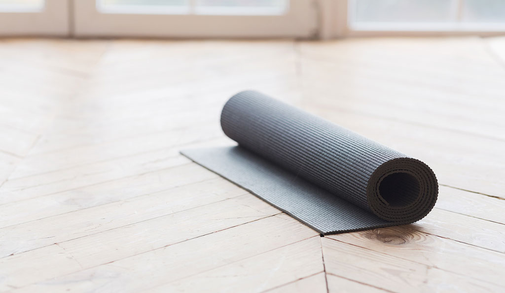 Yoga-Matte in dunkel