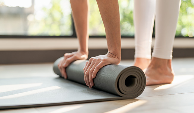 Yogamatte vor den Füßen